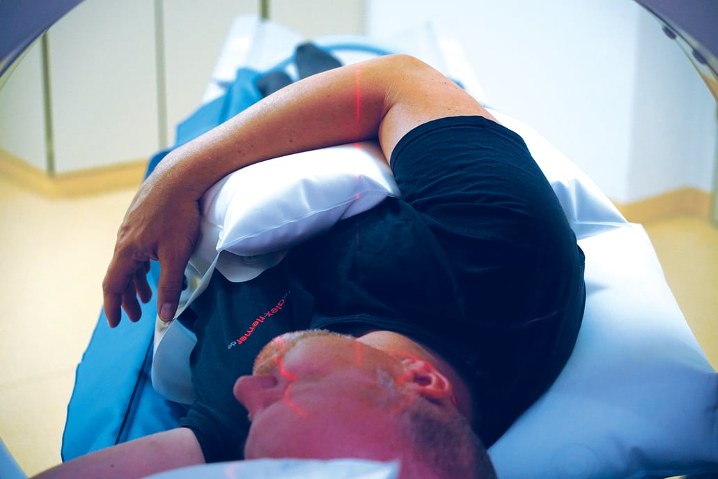 Patient in Rückenlage seitlich angehoben mit Ellenbogen auf Oberkörper