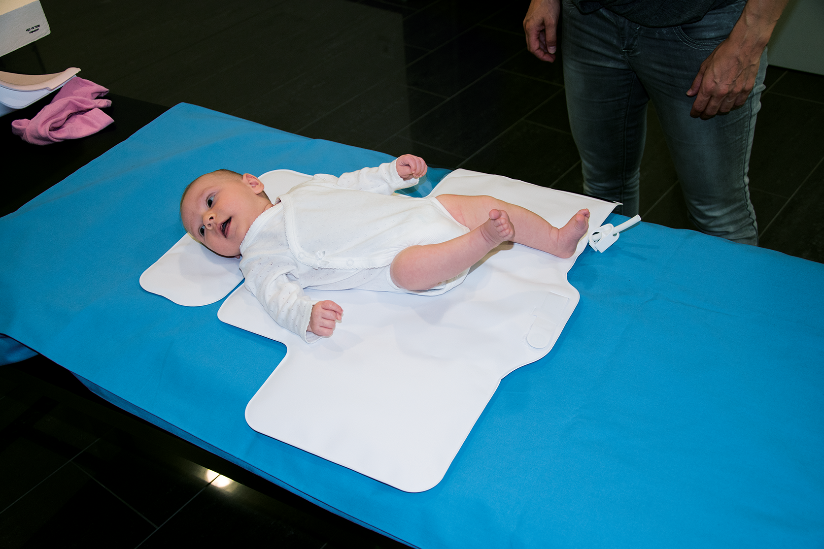 Neugeborenes in Vorbereitung für MRT auf BabyFix Cocoon