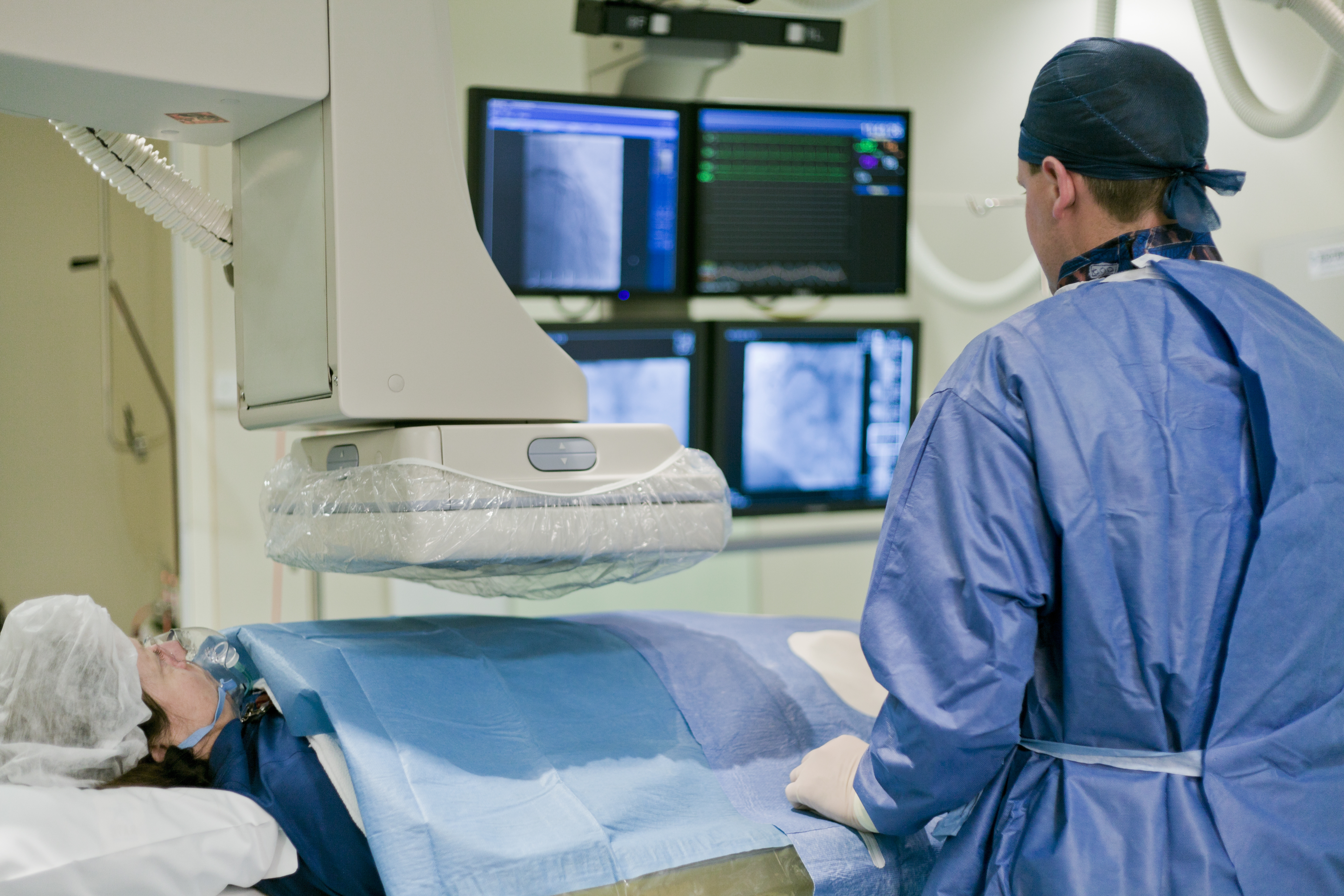 Patient auf Tisch bei bildgesteuerter Intervention